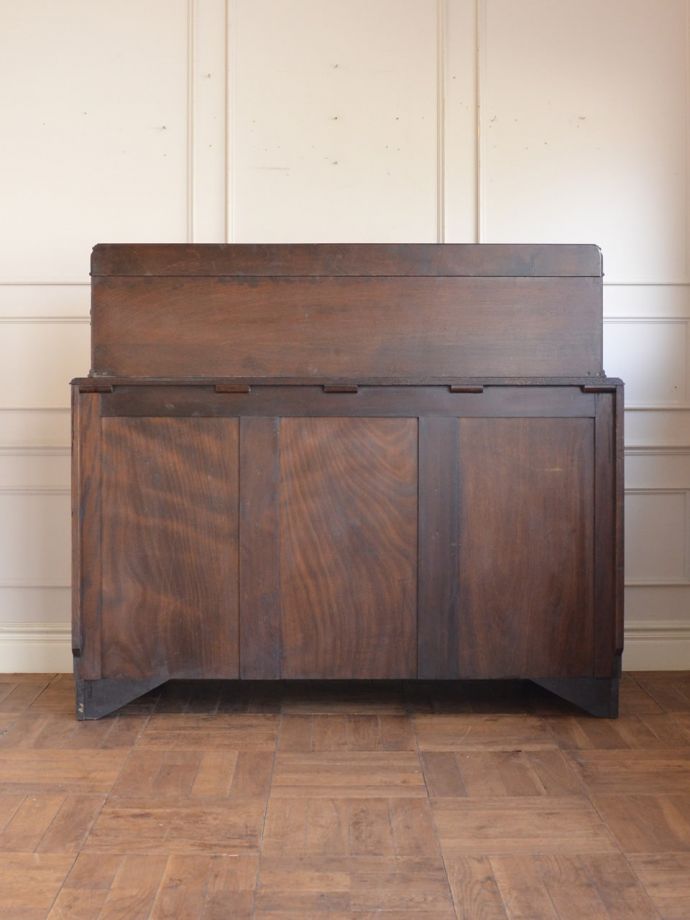 キャビネットの後ろ姿