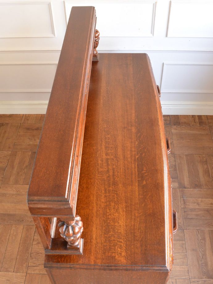 アンティークのサイドボードの天板