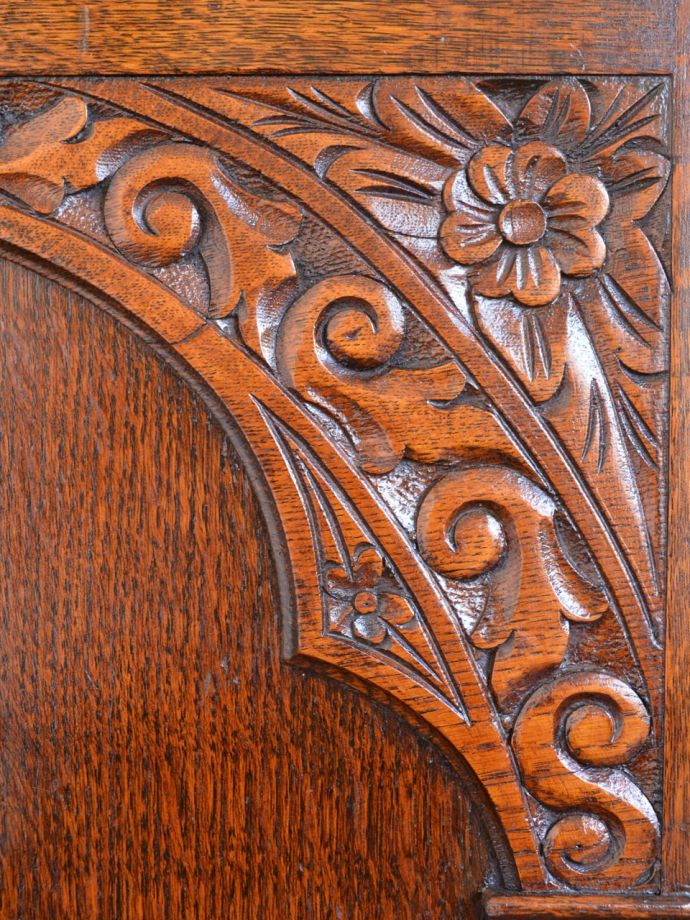 アンティーク家具の装飾