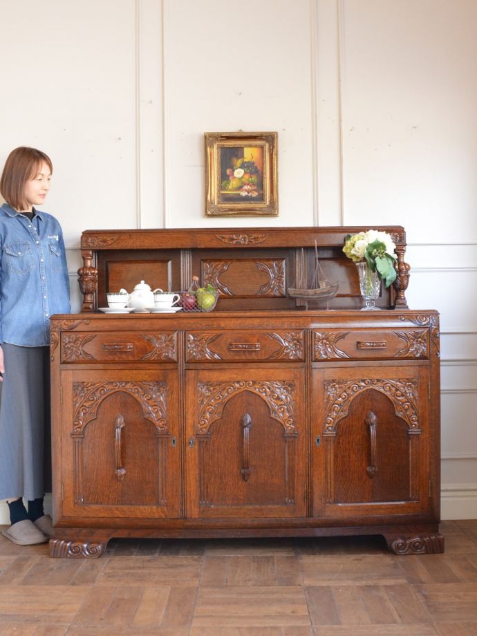 英国アンティークのサイドボード