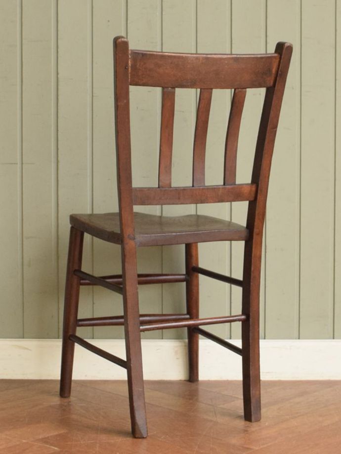 アンティークの椅子の後ろ姿