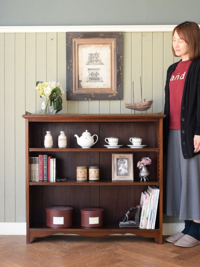 アンティークのオープンシェルフ