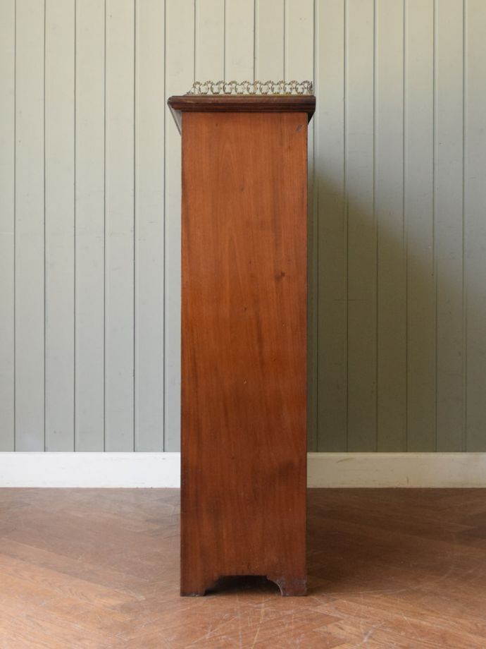 オープンシェルフの側面