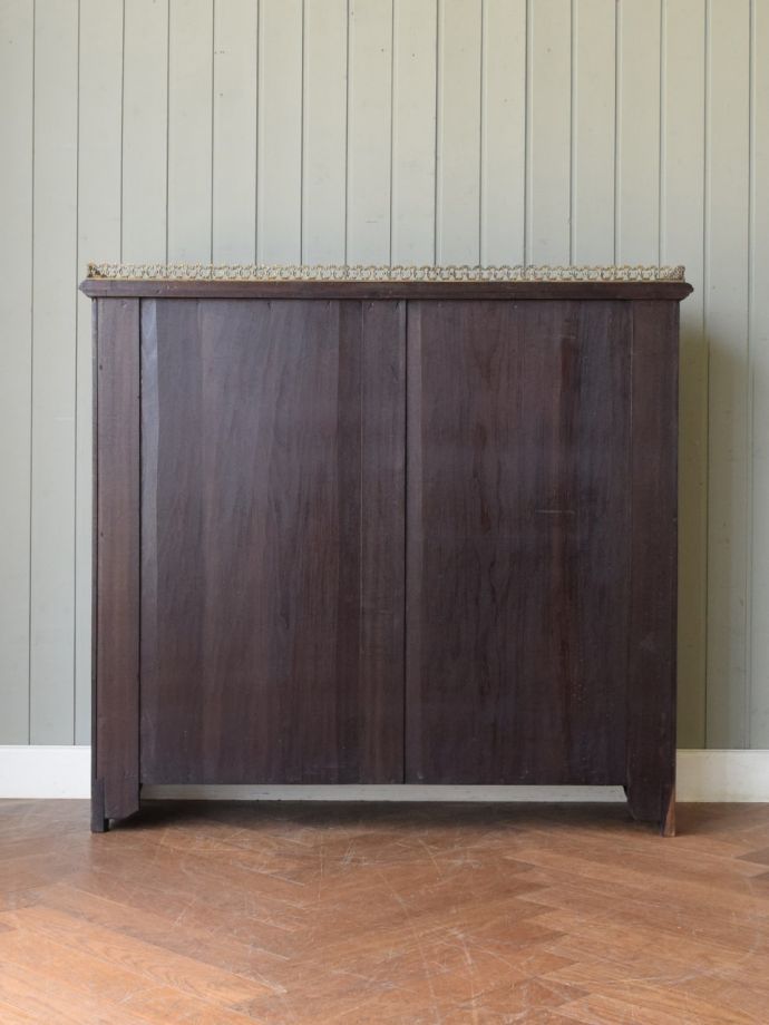 オープンシェルフの後ろ姿