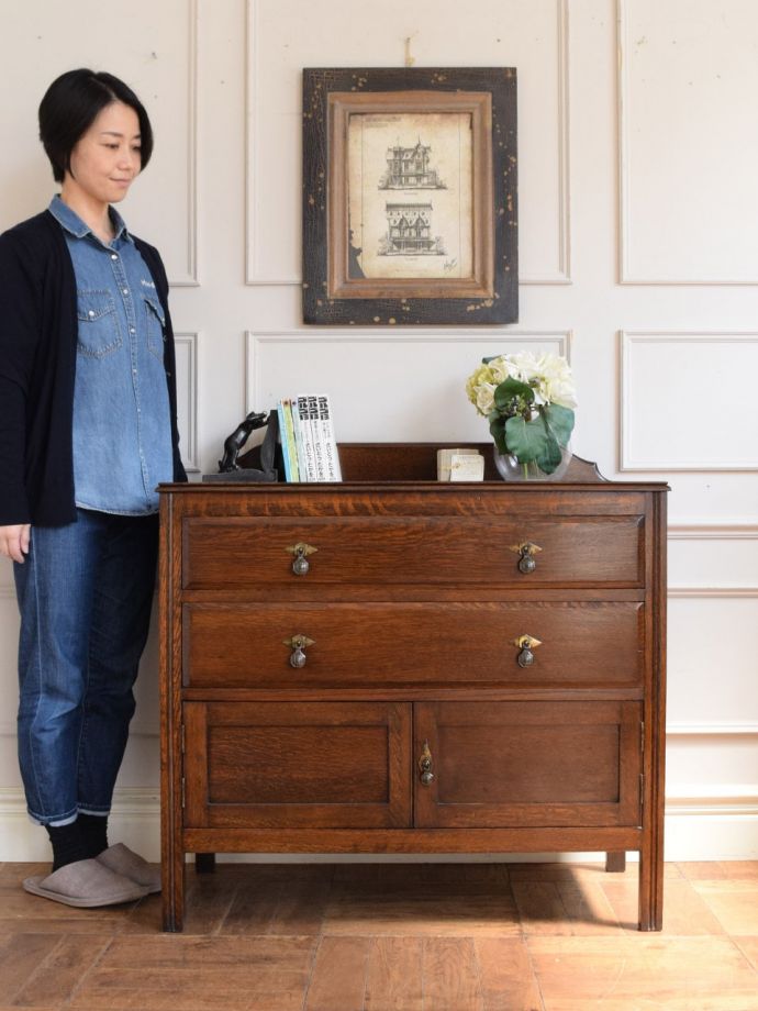 英国アンティークのサイドボード