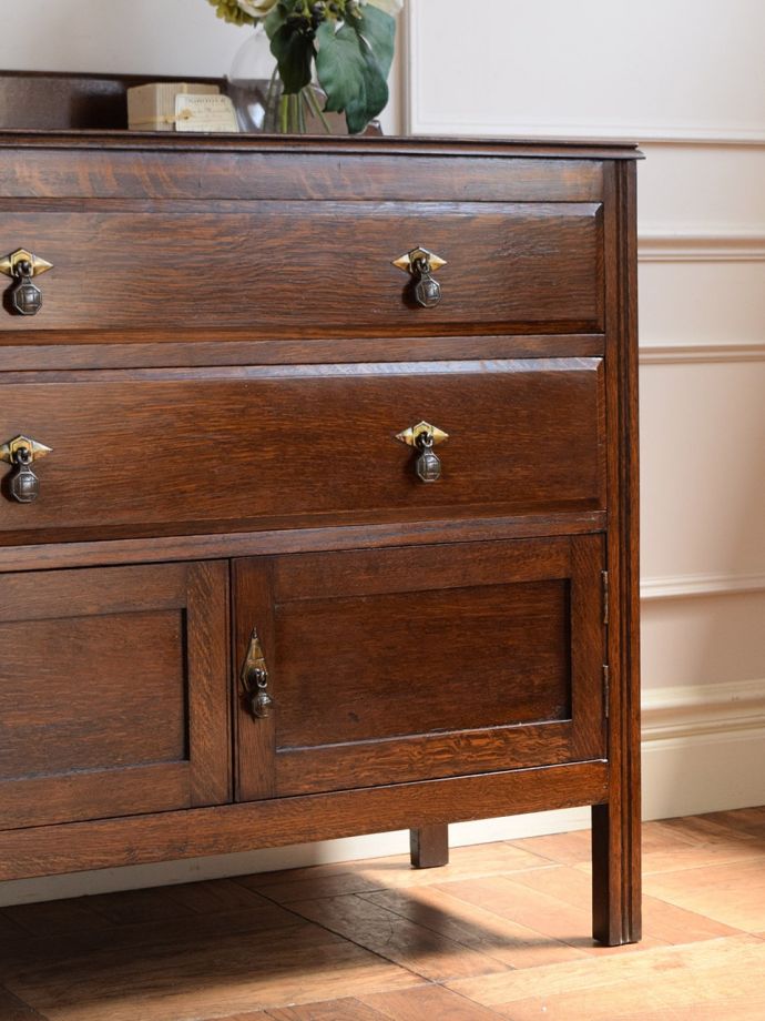 アンティーク家具らしさが漂うサイドボード