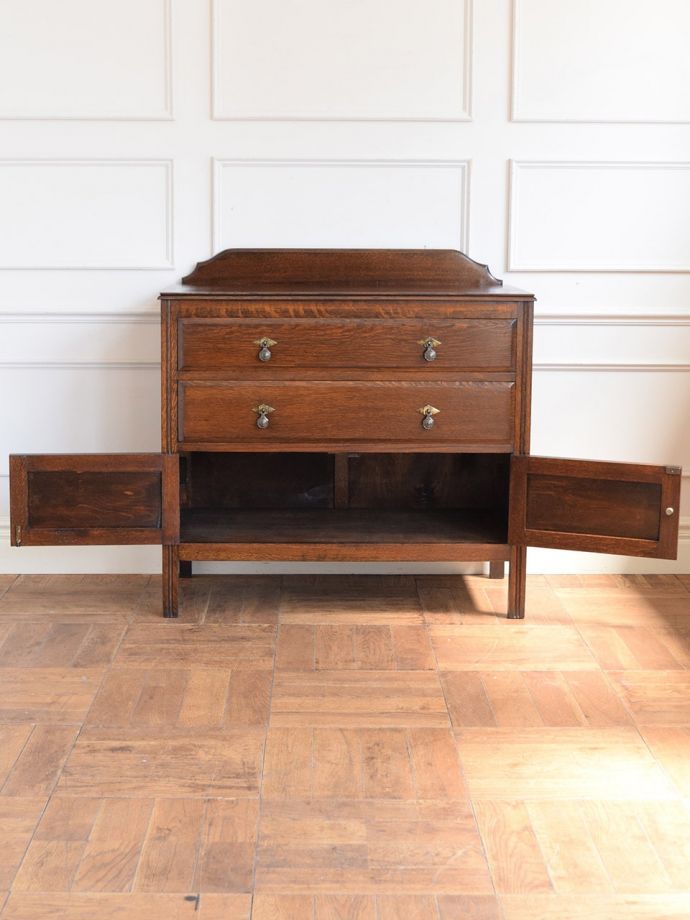 アンティークキャビネットの扉の中