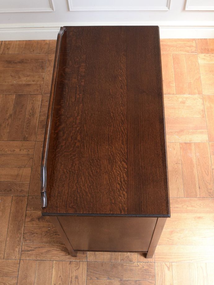 アンティークのサイドボードの天板