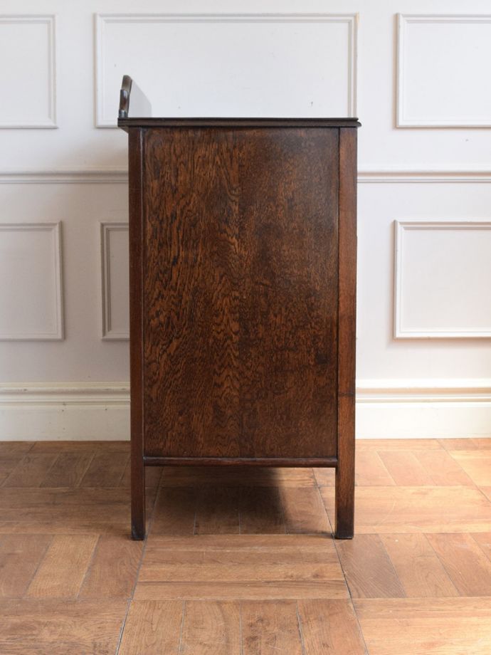 サイドボードの側面