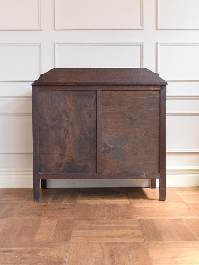 キャビネットの後ろ姿