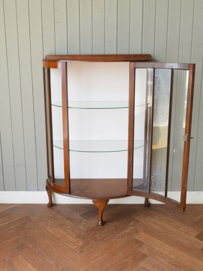 ガラスキャビネットの扉の中