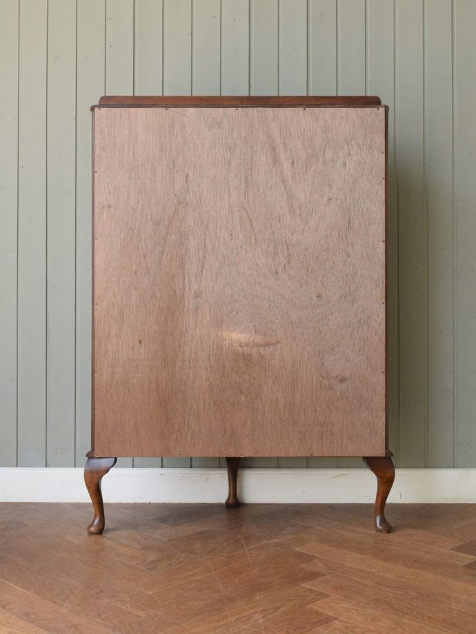 キャビネットの後ろ姿