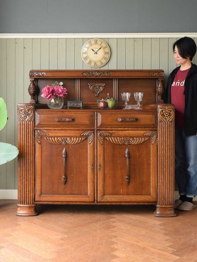 英国アンティークのサイドボード