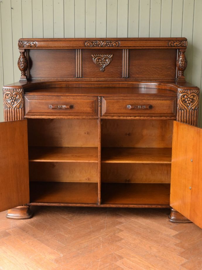 アンティークキャビネットの扉の中