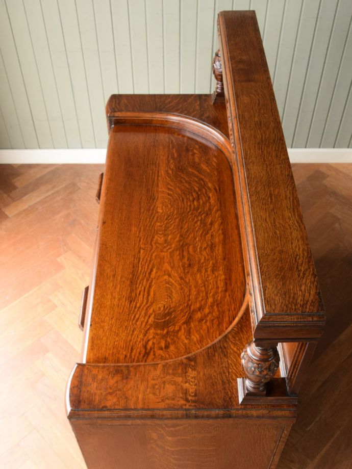 アンティークのサイドボードの天板