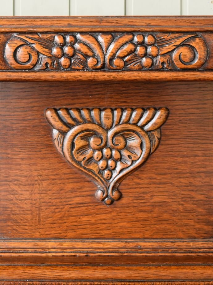 英国アンティーク家具らしい装飾