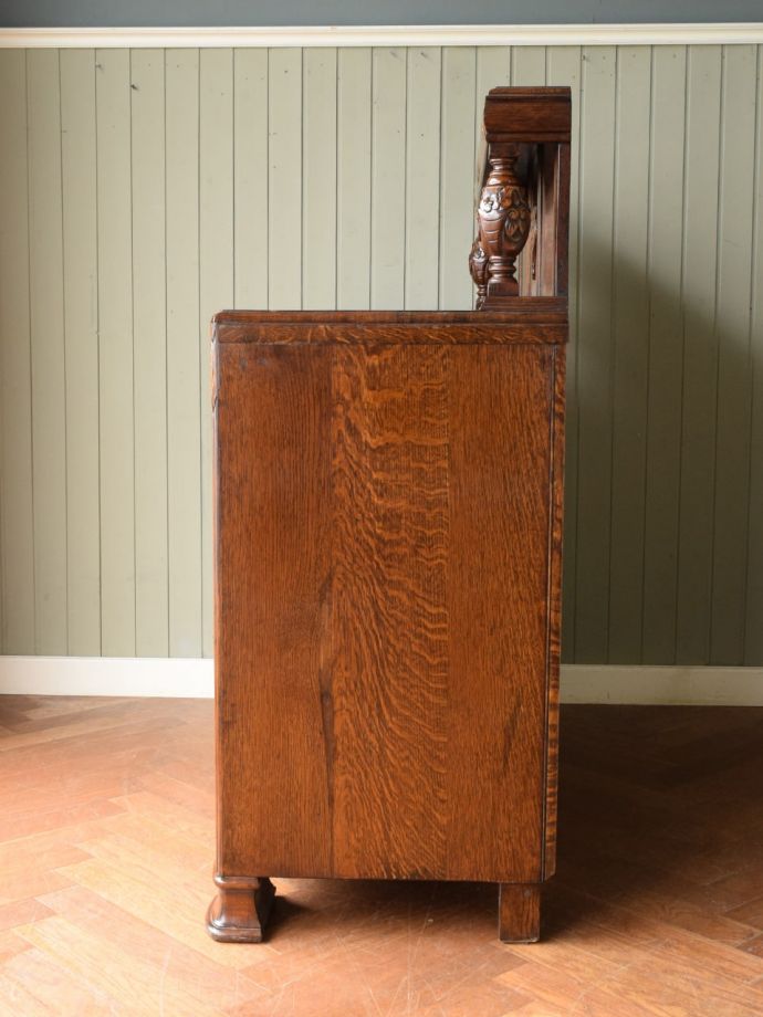 サイドボードの側面