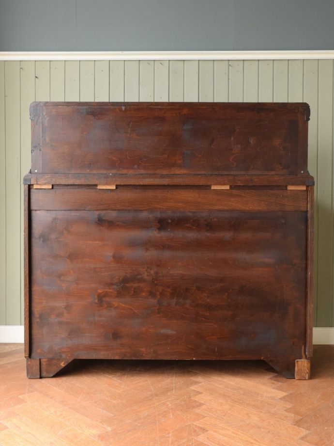 キャビネットの後ろ姿