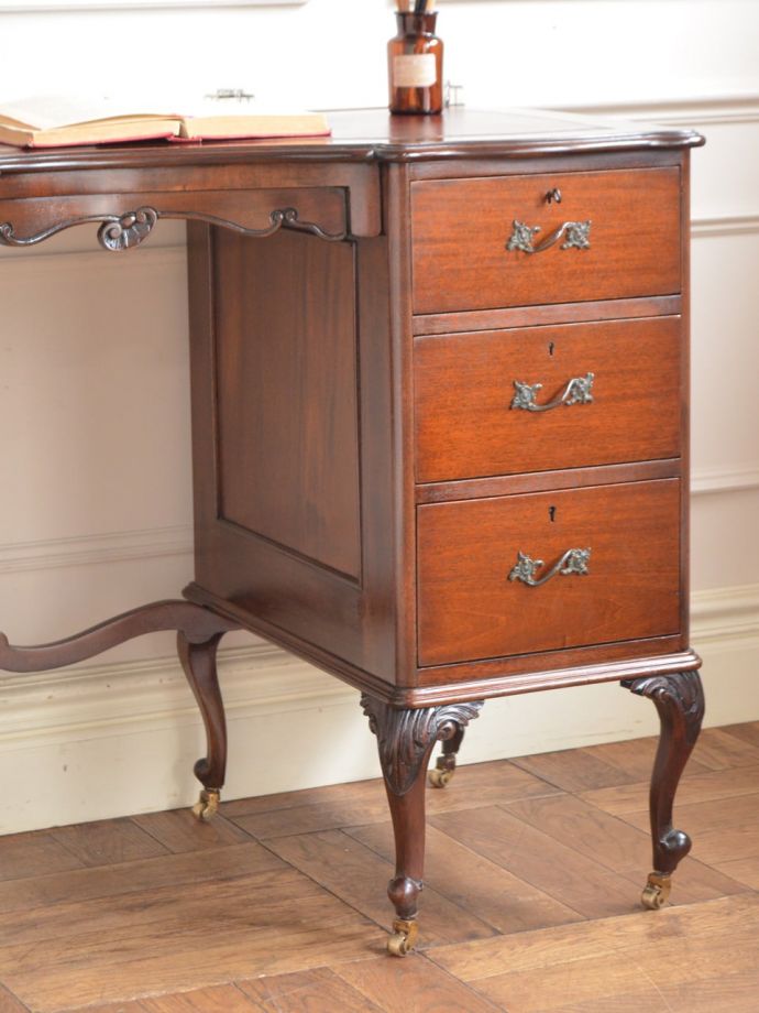 アンティークデスクの美しい木目