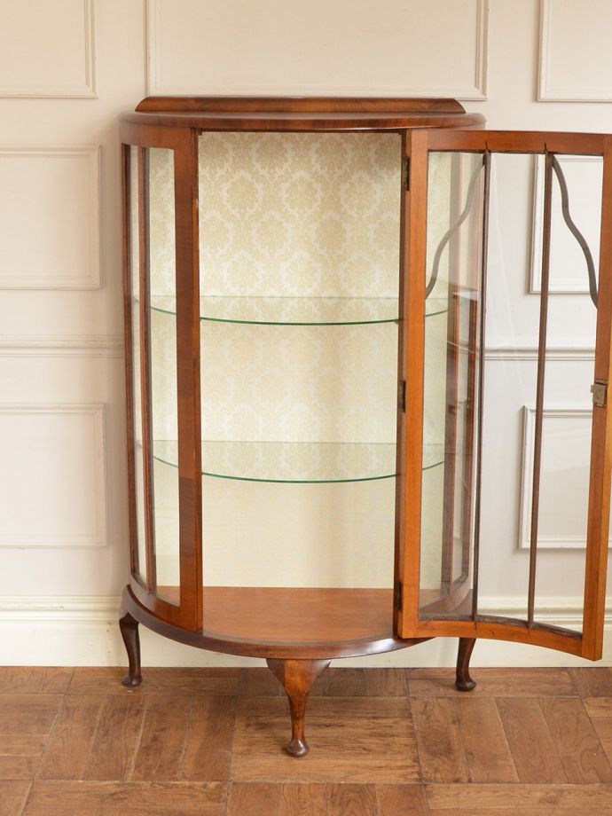 ガラスキャビネットの扉の中