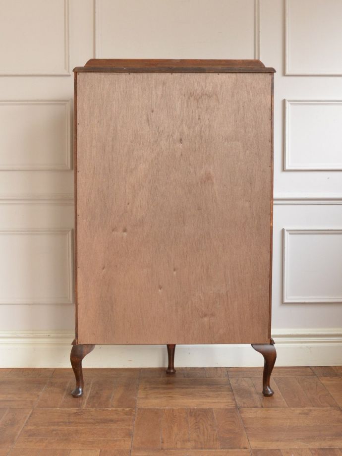 キャビネットの後ろ姿