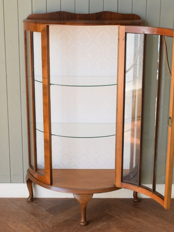 ガラスキャビネットの扉の中