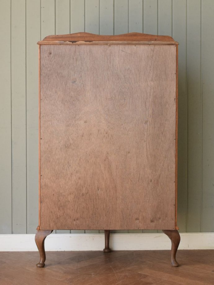 キャビネットの後ろ姿