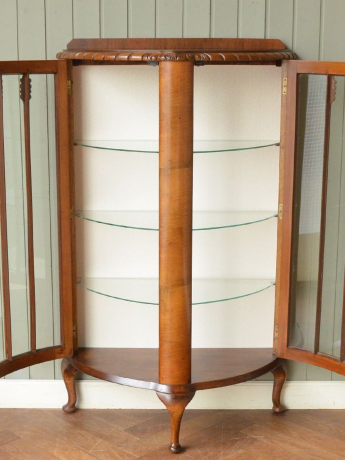 ガラスキャビネットの扉の中