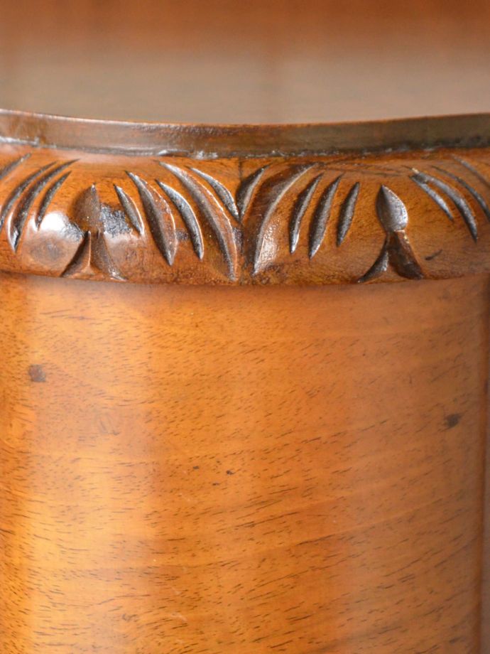 英国アンティーク家具らしい彫