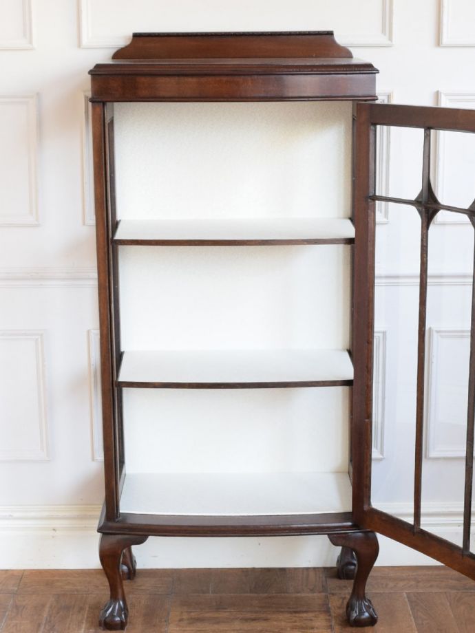 ガラスキャビネットの扉の中