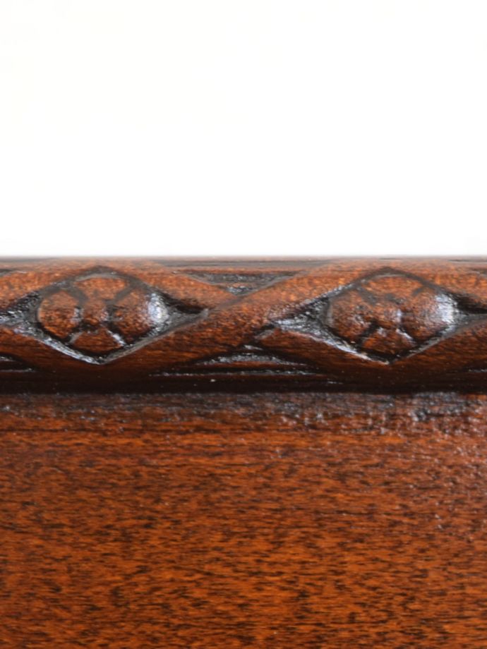 英国アンティーク家具らしい彫