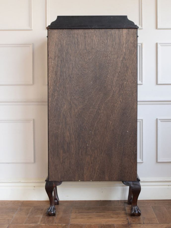 キャビネットの後ろ姿