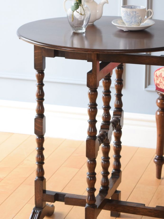 おしゃれなアンティークのテーブル