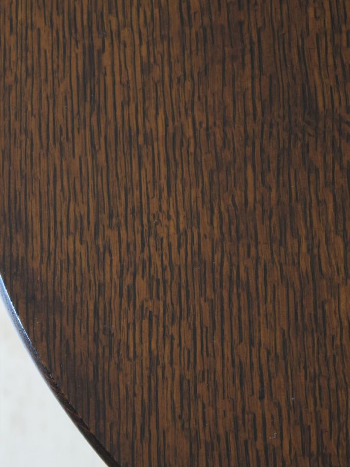 アンティークテーブルらしい木目