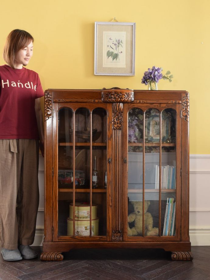 英国アンティークのキャビネット