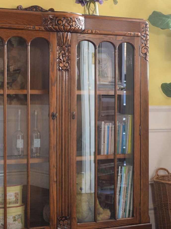 アンティーク家具らしさが漂うキャビネット