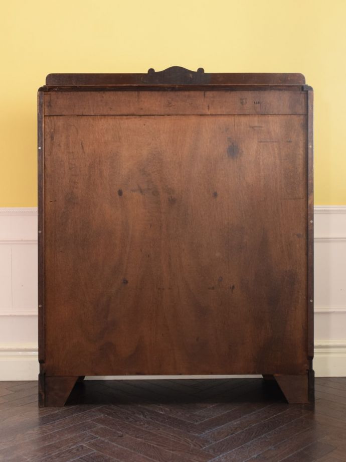 キャビネットの後ろ姿