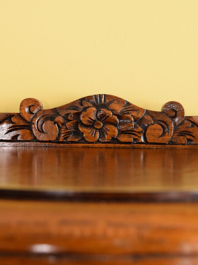 英国アンティーク家具らしい装飾