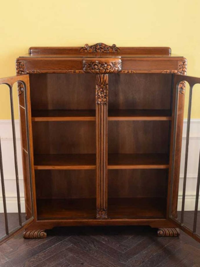 アンティークキャビネットの扉の中