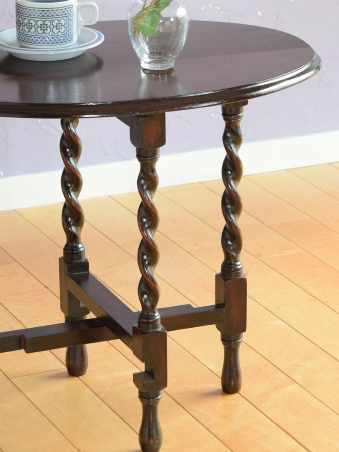 おしゃれなアンティークのテーブル