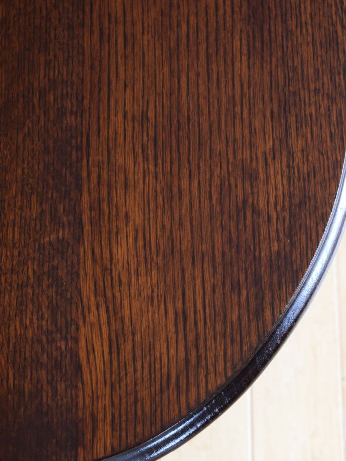 アンティークテーブルらしい木目