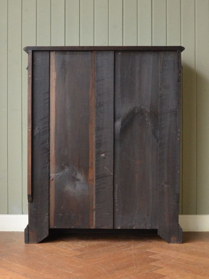 オープンシェルフの後ろ姿