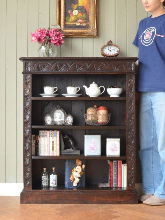 アンティークのオープンシェルフ