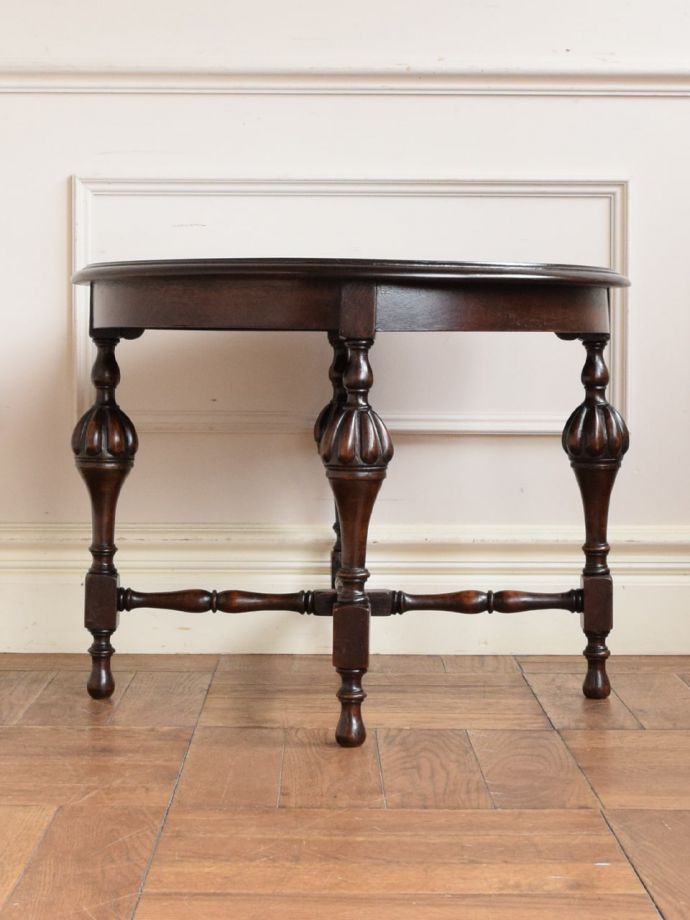 アンティークテーブルの横顔