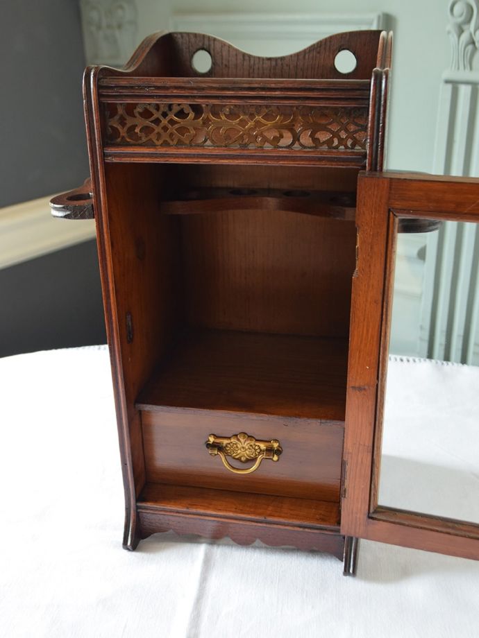 アンティークのキャビネットの扉の中