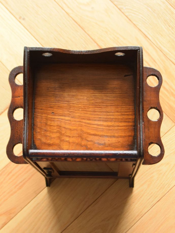 アンティークのキャビネットの天板