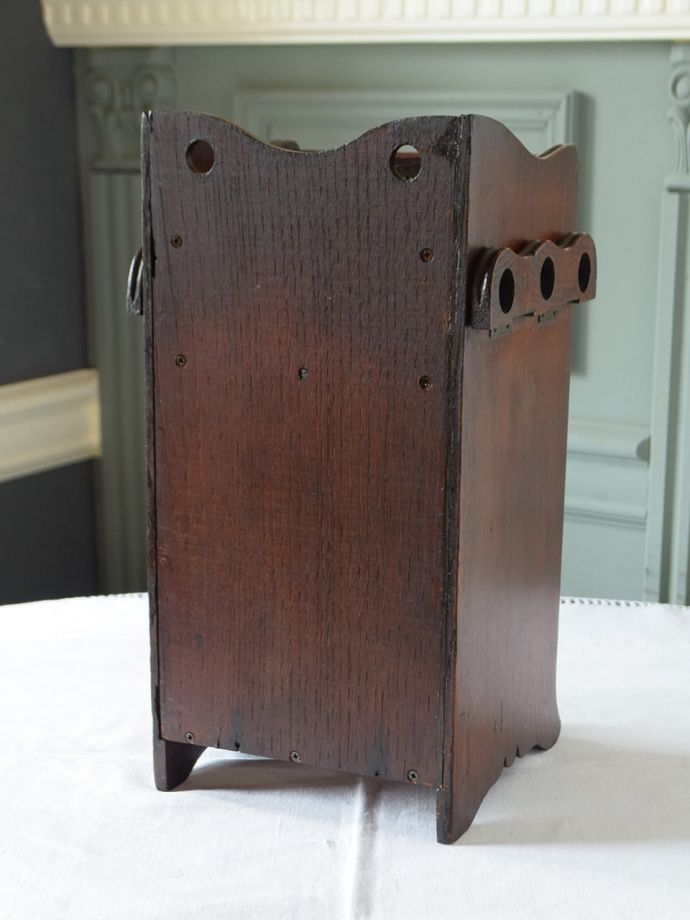 キャビネットの後ろ姿