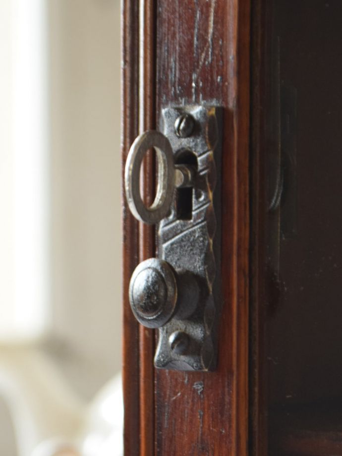 アンティーク家具の取っ手と鍵