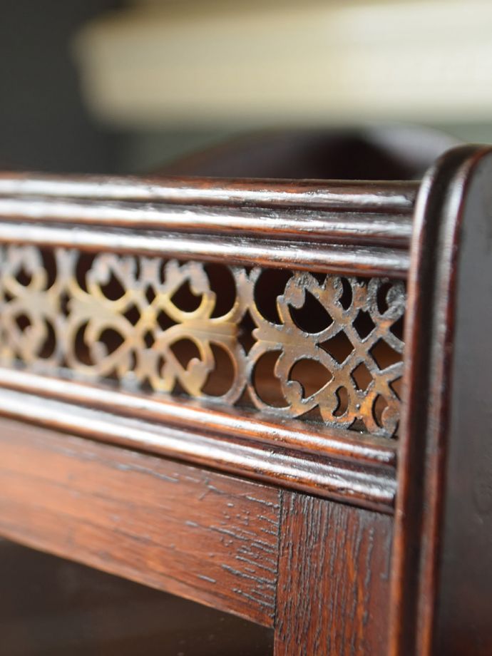 アンティークのキャビネットの装飾