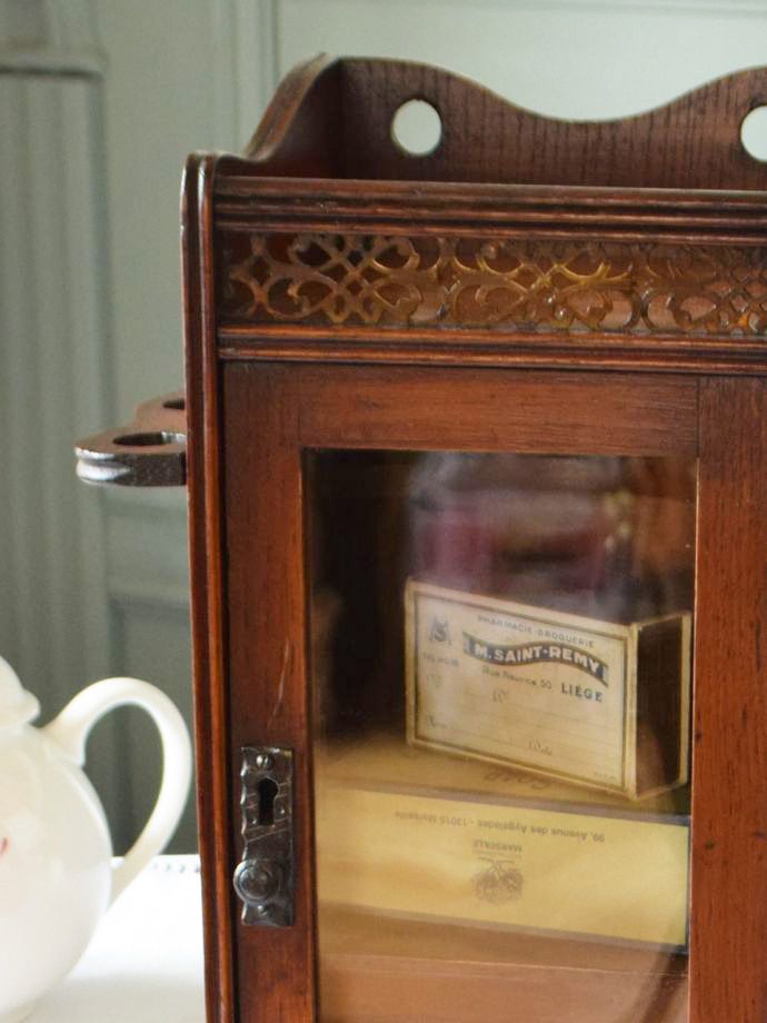 アンティーク家具らしさが漂うキャビネット